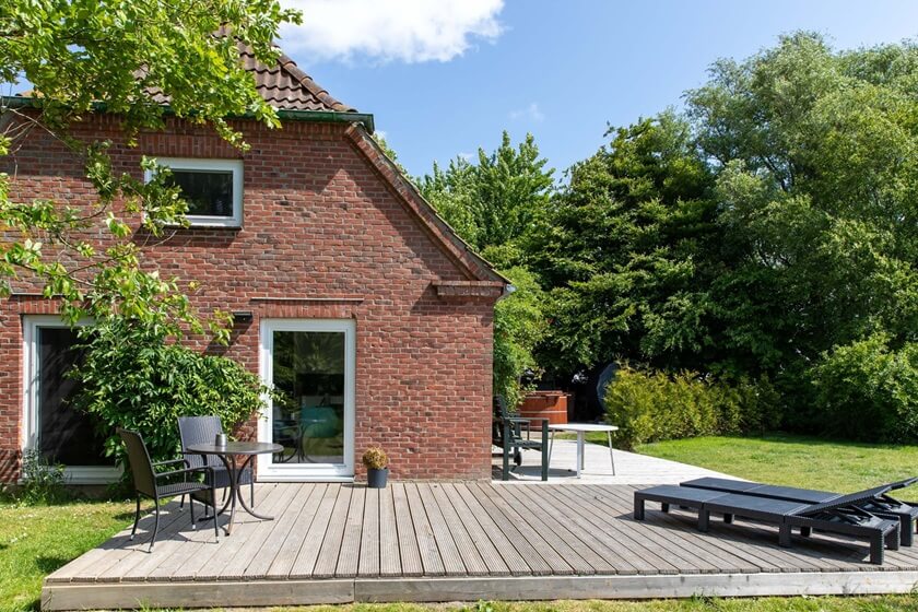 NordseeKaten Ferienhaus Deichkate Friedrichskoog Blick auf Terrasse und Aßenansicht
