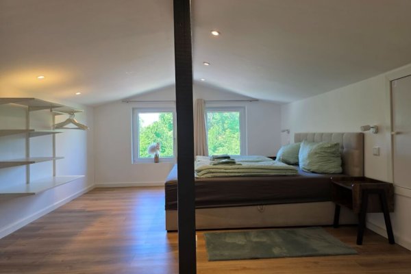 großzuegiges Schlafzimmer mit Doppelbett